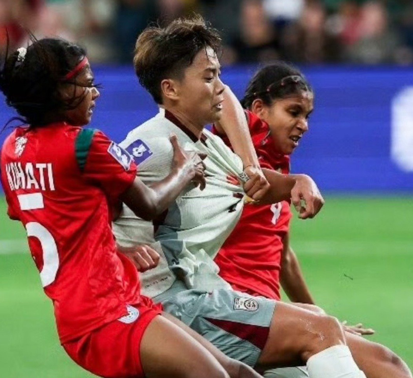 亚足联尴尬！王霜进球被吹细节曝光，主裁判太业余